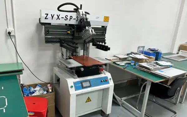 Automatic solder paste brushing Automatic solder paste brushing
