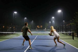 Competitive_pickleball_match_on_an_outdoor_court
