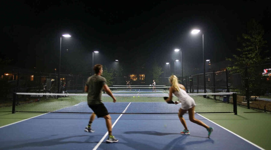 Competitive_pickleball_match_on_an_outdoor_court