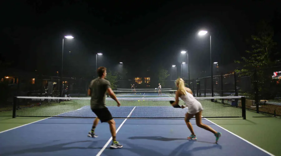 Competitive_pickleball_match_on_an_outdoor_court